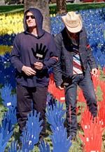 u2hands.jpg (13268 bytes)